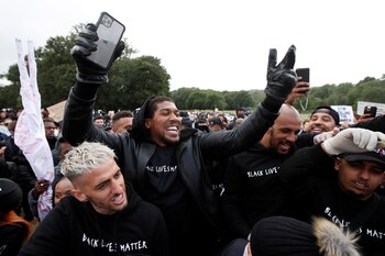 Joshua con el público en las protestas contra el racismo (REUTERS/Paul Childs)