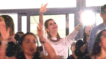 Laura Fernández demostró que la "Chayannemanía" no entiende de protocolos durante el concierto de anoche en La Sabana (Cortesía @DiarioExtraCR).