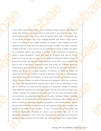 Página mecanografiada de un documento judicial en papel blanco con marcas de agua del medio Infobae