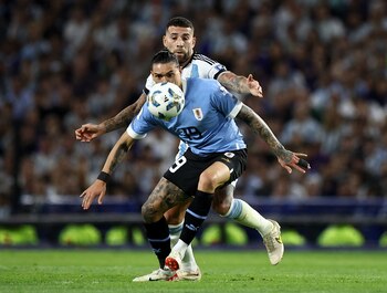 Darwin Núñez y Nicolás Otamendi