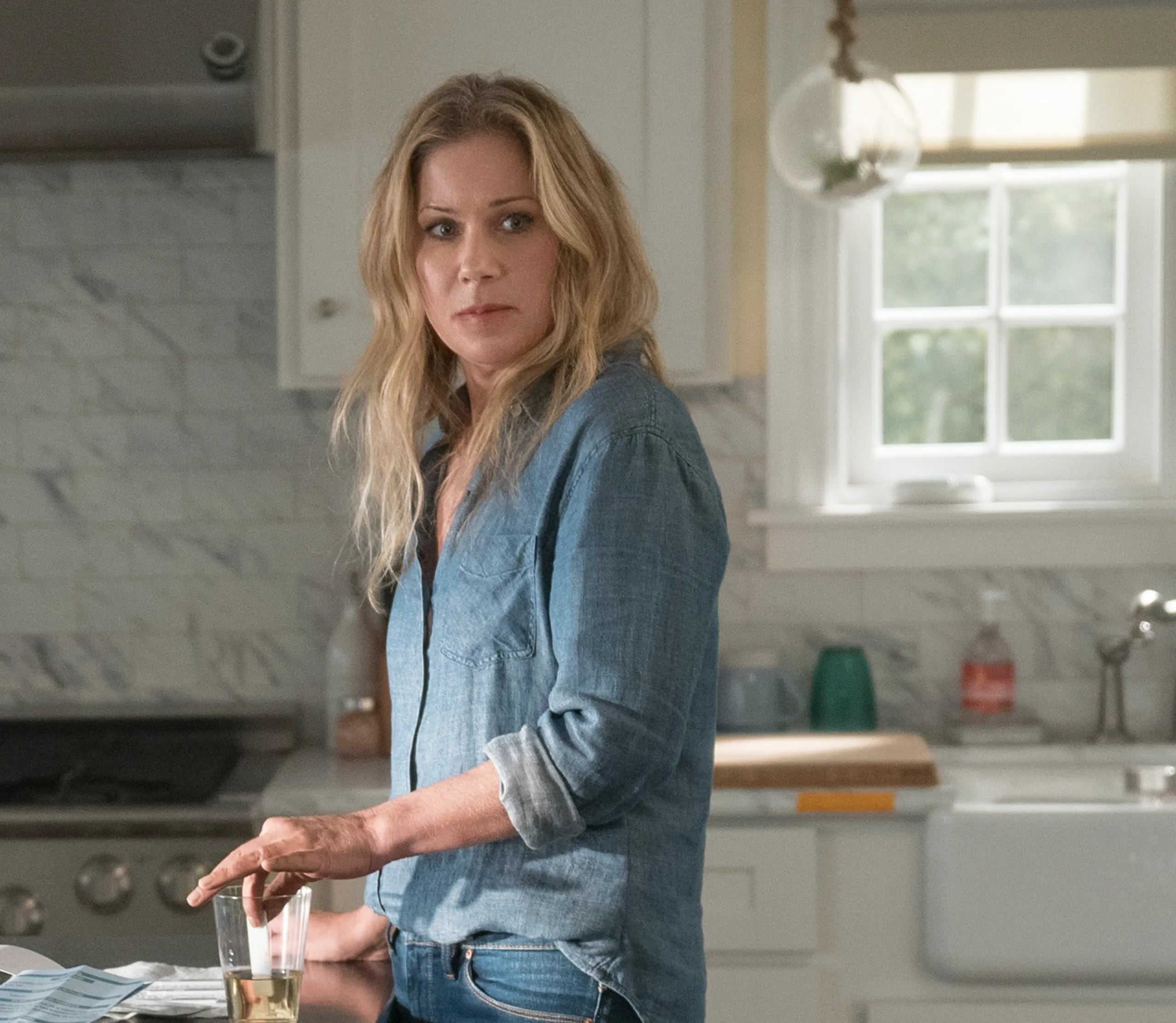 Christina Applegate reveló su diagnóstico a sus compañeros de