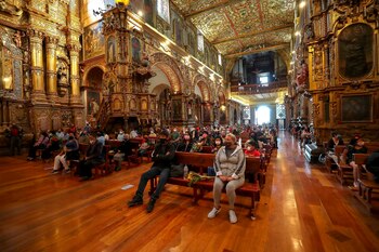 Feligreses católicos fueron registrados este domingo al participar de la celebración del Domingo de Ramos, durante el inicio de la Semana Santa, en la iglesia de San Francisco en Quito (Ecuador). EFE/José Jácome