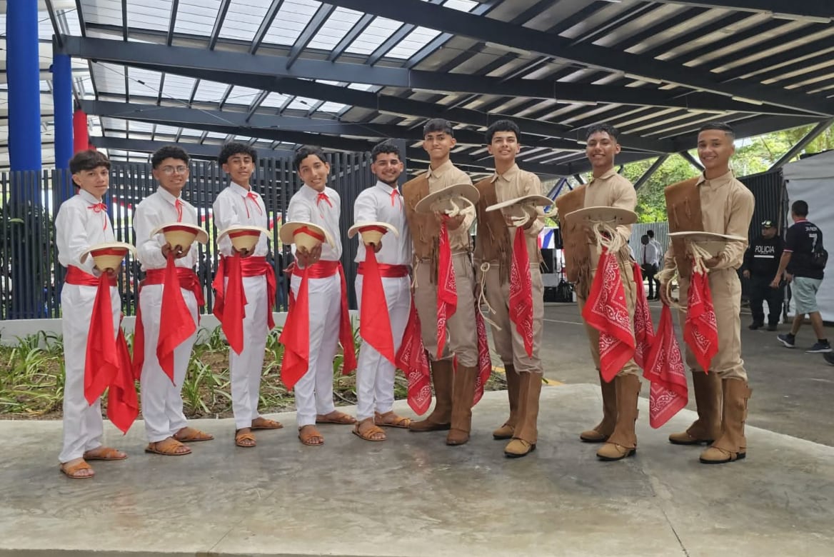 Además de su trayectoria deportiva, forma parte del grupo folclórico Namború, con el que ha representado a su región en festivales estudiantiles. Cortesía: MEP