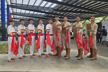 Además de su trayectoria deportiva, forma parte del grupo folclórico Namború, con el que ha representado a su región en festivales estudiantiles. Cortesía: MEP