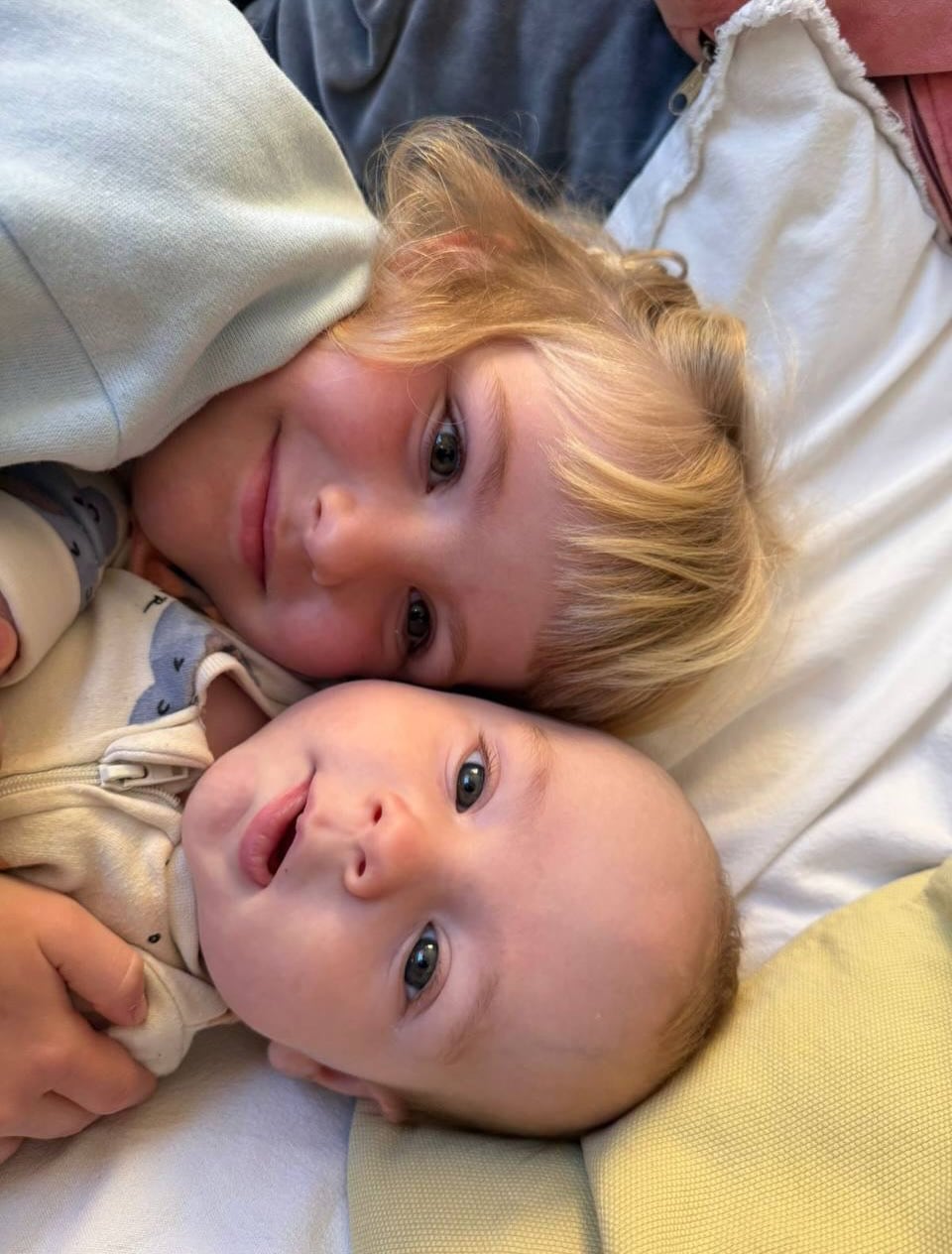 Carmela sonríendo junto a su hermano Vicente mientras descansan juntos