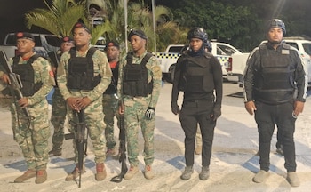 Agentes de la Dirección General de Migración, junto a efectivos de las Fuerzas Armadas y la Policía Nacional, durante los operativos de control migratorio realizados en República Dominicana (Cortesía: DGM).