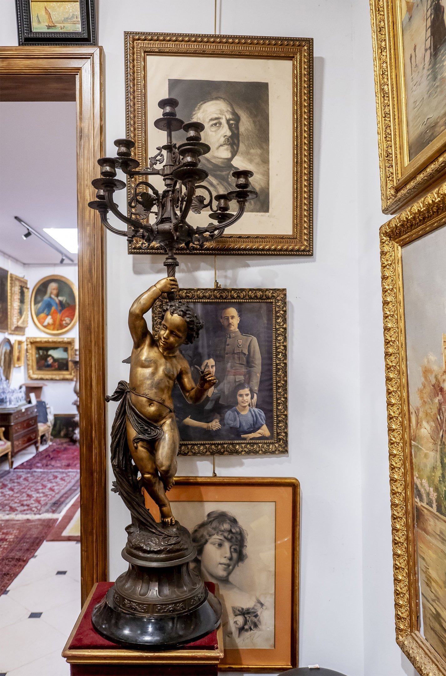 07/10/2026 Exposición de objetos del Pazo de Meirás que serán subastados en la sala Magna Art Auction, a 7 de octubre de 2026, en Madrid (España). La colección incluye vajillas, porcelanas y cristalerías, esculturas e imágenes religiosas, cuadros, muebles, alfombras, textiles bordados y fotografías de Franco y su familia. Entre las piezas descritas figura una fotografía de Juan Carlos I dedicada a Franco en 1970, antes de convertirse en Rey.CULTURA Alberto Ortega - Europa Press