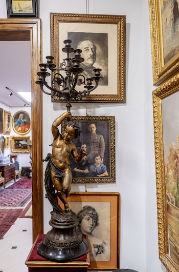 07/10/2026 Exposición de objetos del Pazo de Meirás que serán subastados en la sala Magna Art Auction, a 7 de octubre de 2026, en Madrid (España). La colección incluye vajillas, porcelanas y cristalerías, esculturas e imágenes religiosas, cuadros, muebles, alfombras, textiles bordados y fotografías de Franco y su familia. Entre las piezas descritas figura una fotografía de Juan Carlos I dedicada a Franco en 1970, antes de convertirse en Rey.
CULTURA
Alberto Ortega - Europa Press