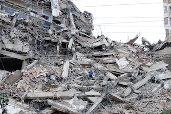 La tragedia sísmica desató una ola de solidaridad en redes sociales y el anuncio de aportes económicos para asistir a los damnificados (AP)