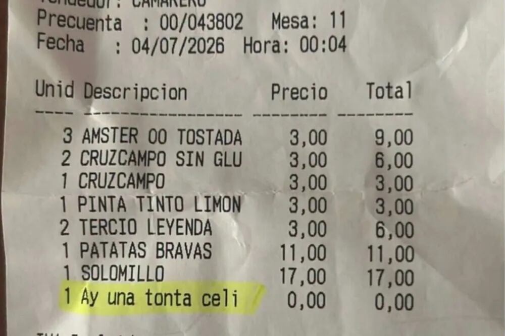 El mensaje impreso al final del ticket desató la denuncia de una clienta y abrió un intenso debate en redes sociales (X: @rocioujaen)