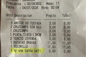 El mensaje impreso al final del ticket desató la denuncia de una clienta y abrió un intenso debate en redes sociales (X: @rocioujaen)