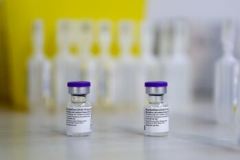 La escasez de dosis, un