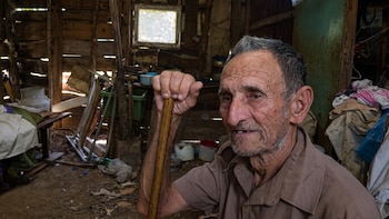 Juan, el anciano ciego que vive solo en Cuba: una pensión de 3,000 pesos que se esfuma en el viaje para cobrarla y el arroz que no pudo terminar de cocinar