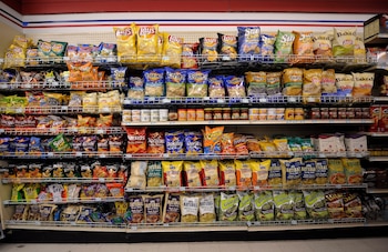 La organización invita a las familias a enseñar a los jóvenes a interpretar los sellos de advertencia en los alimentos procesados-crédito EFE/JUSTIN LANE/Archivo