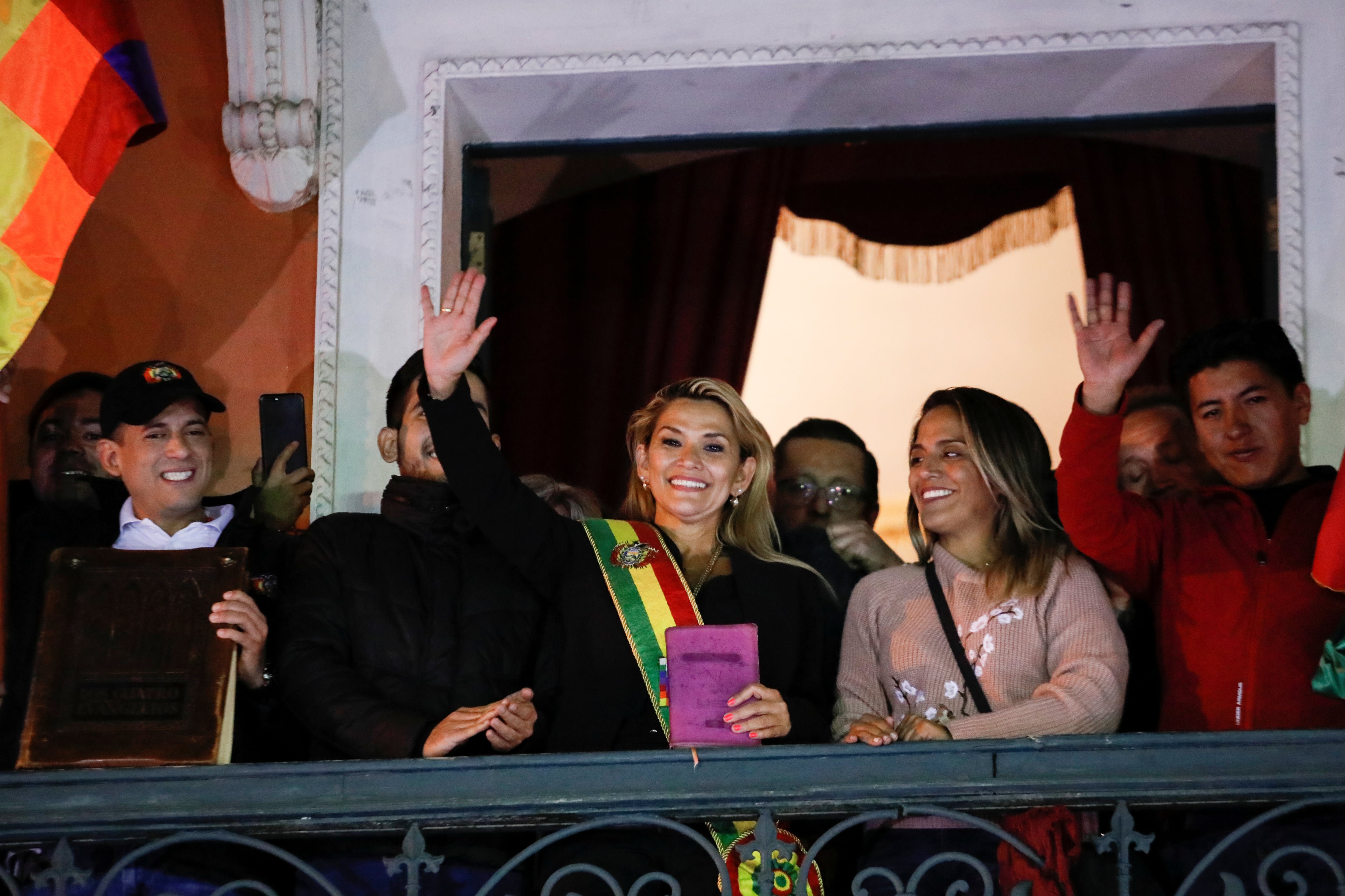 Añez, en el balcón presidencial, tras asumir la Presidencia de Bolivia el 12 de noviembre de 2019. REUTERS/Marco Bello