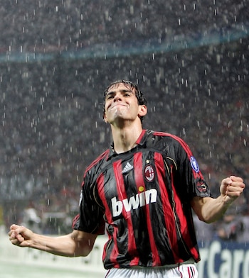 El talento y carisma de Ronaldinho transformaron el ambiente de los entrenamientos, inspirando a figuras como Pirlo, Kaká y Beckham (REUTERS/Tony Gentile/File photo)