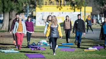 Una actividad aeróbica, localizada y que ayude a mejorar la postura, al aire libre y guiada se puede pactar en $1.200 por ocho clases mensuales