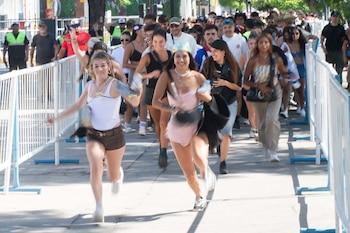 Las primeras jóvenes corren para