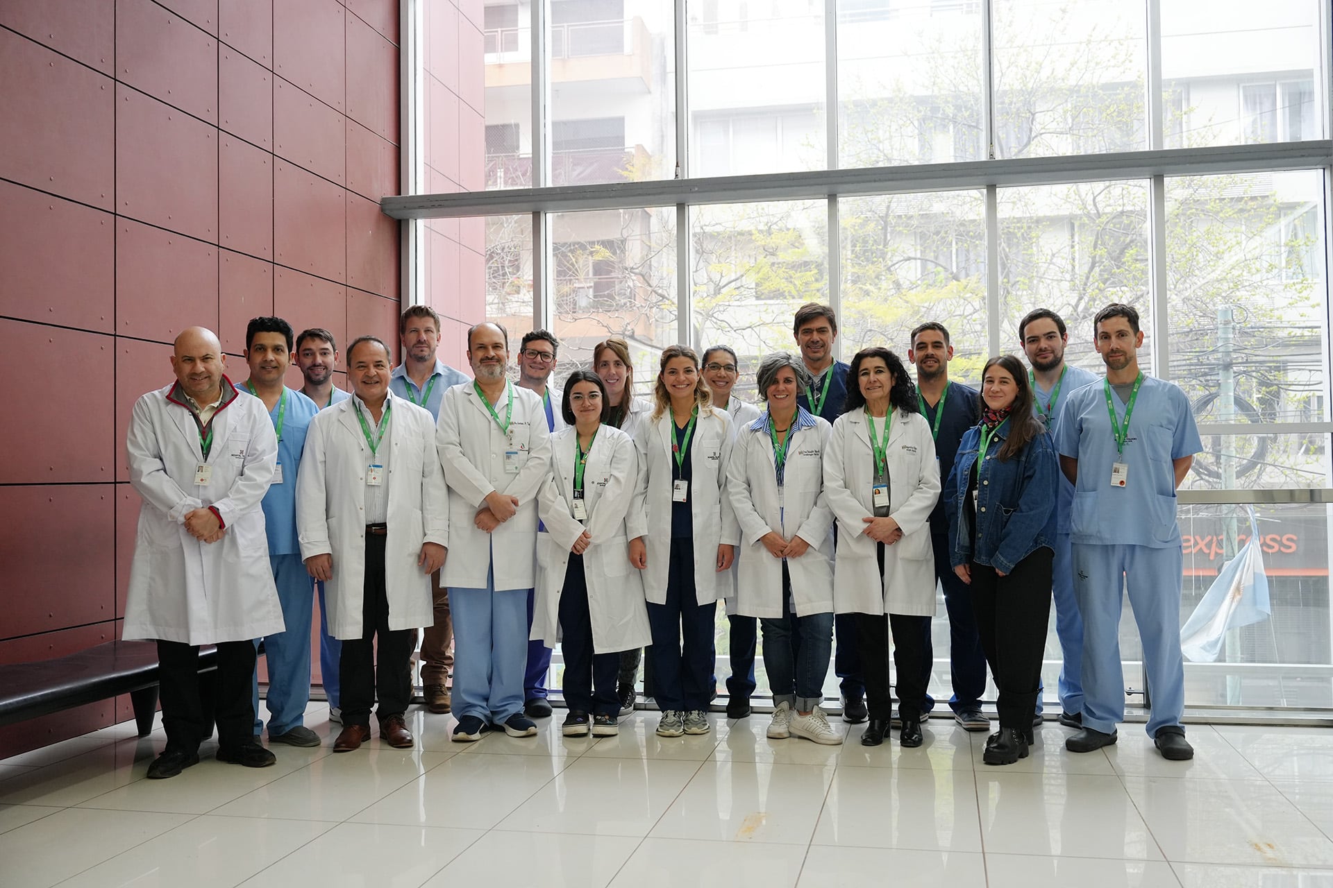 El equipo de profesionales del Hospital Italiano que participó en la intervención