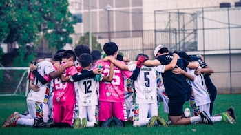 Jóvenes futbolistas de la academia BP se preparan juntos en una de las sesiones que impulsan su formación integral (Cortesía: Academia BP).