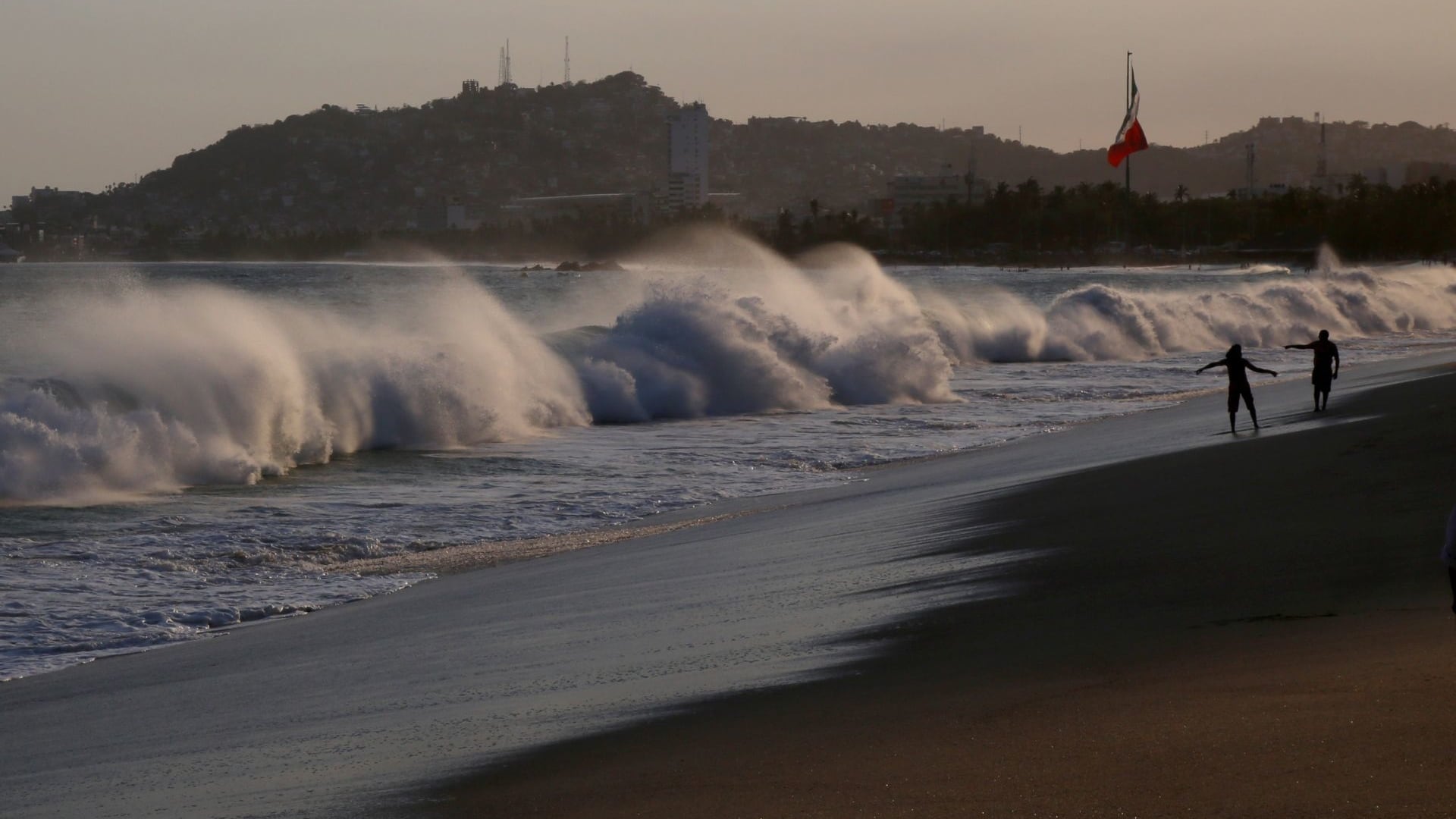Dos turistas mueren ahogados en Acapulco; alertan por fuerte oleaje. FOTO: CARLOS ALBERTO CARBAJAL/CUARTOSCURO.COM