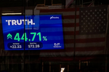 El feed prioritario abarca las publicaciones de importantes funcionarios, como JD Vance, Kash Patel y Robert F. Kennedy Jr. Esto también influye directamente sobre el mercado de valores (REUTERS/Brendan McDermid)