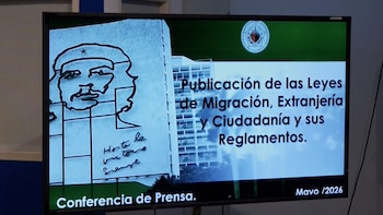 Una televisión LED-backlit LCD muestra una presentación con el perfil de Che Guevara y texto sobre las Leyes de Migración, Extranjería y Ciudadanía
