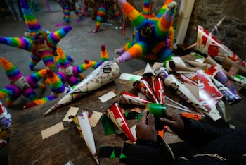 La elaboración de las piñatas