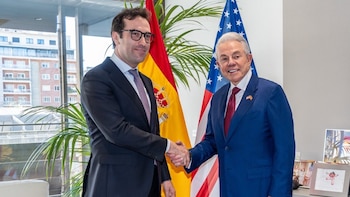 Cuerpo apuesta por reforzar las relaciones con EEUU en su primera reunión con el nuevo embajador en España