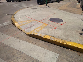 Tropezó en la vereda, se fracturó un brazo y la Cámara de Apelaciones revirtió el fallo: el municipio deberá indemnizarla
