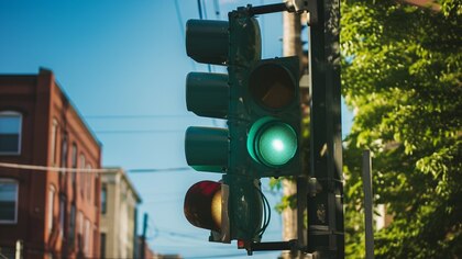 Semáforos con cuatro luces y otras normas de tránsito que podrían cambiar con la llegada de los vehículos autónomos