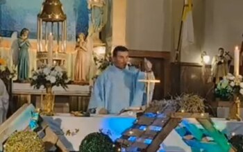 Un cura criticó a Kicillof por el pase sanitario