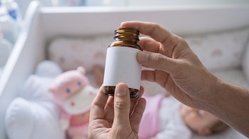 Imagen complementaria de Retiran un suplemento para bebés tras detectar tres tipos de alcohol no declarados en la etiqueta: qué deben hacer los padres