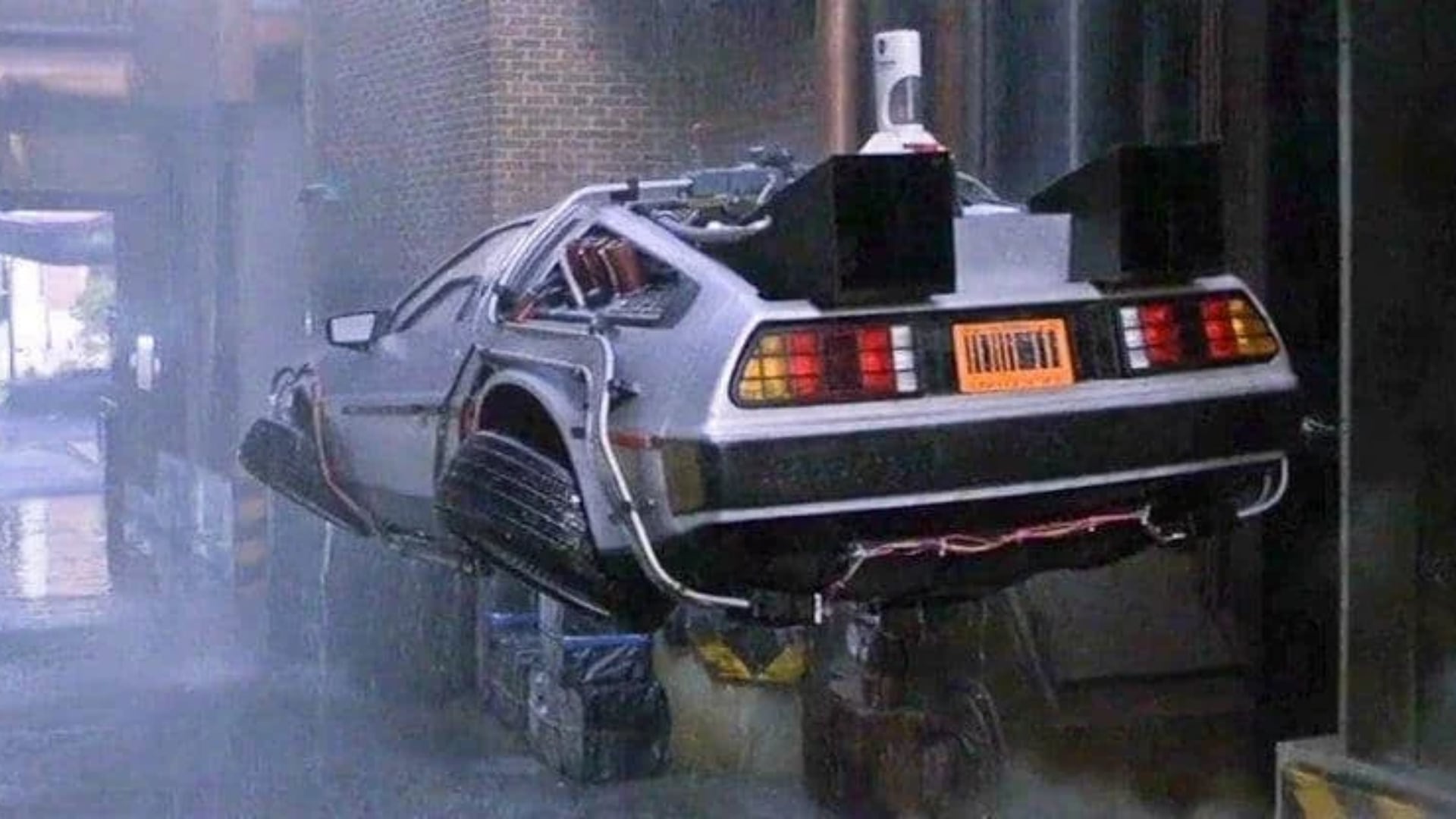 DeLorean es el carro de Volver al futuro que se hizo popular por sus características para viajar en el tiempo.