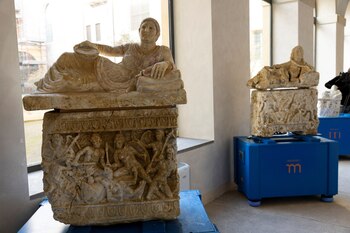 Espejos de bronce y cerámicas,