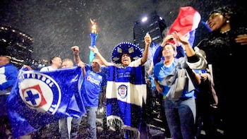 Aficionados del Cruz Azul llenan el Ángel de la Independencia tras ganar la final de la Liga MX