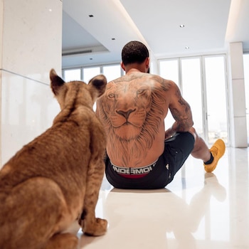 Memphis Depay aprovechó las fotos