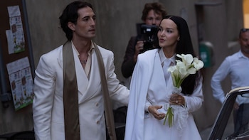 Dove Cameron y Damiano David rompieron con los looks de boda tradicionales con un estilo blanco, relajado y coordinado