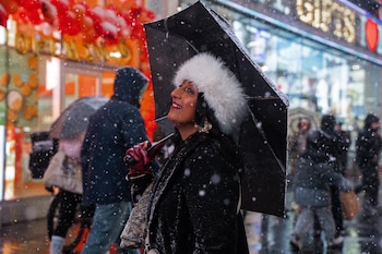 Una mujer lleva un paraguas