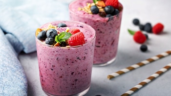 Las fresas y los arándanos son dos bayas con gran valor antioxidante que recomiendan los expertos para hacer batidos