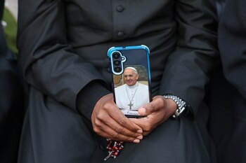 Una persona sostiene un teléfono