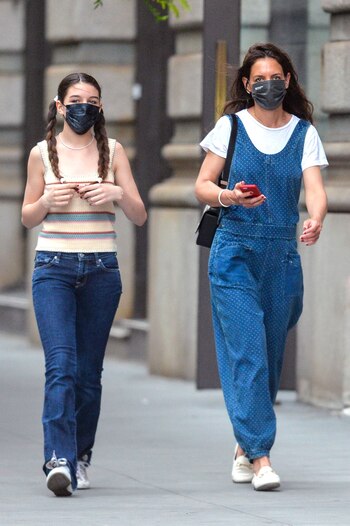 Paseo en familia. Katie Holmes