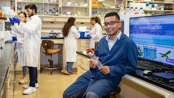 Lahiru Jayakody, profesor asociado de la Facultad de Ciencias Biológicas - Universidad del Sur de Illinois