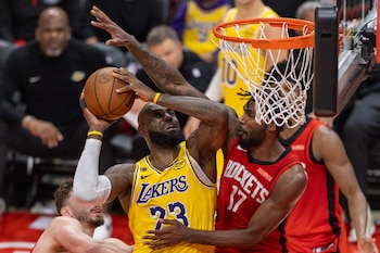 LeBron James lidera la heroica remontada de Los Angeles Lakers en Houston, colocándolos 3-0 arriba en la serie de playoffs de la NBA - crédito Carlos Ramírez/EFE
