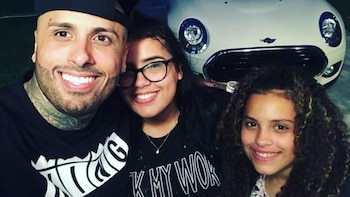 Nicky Jam junto con dos