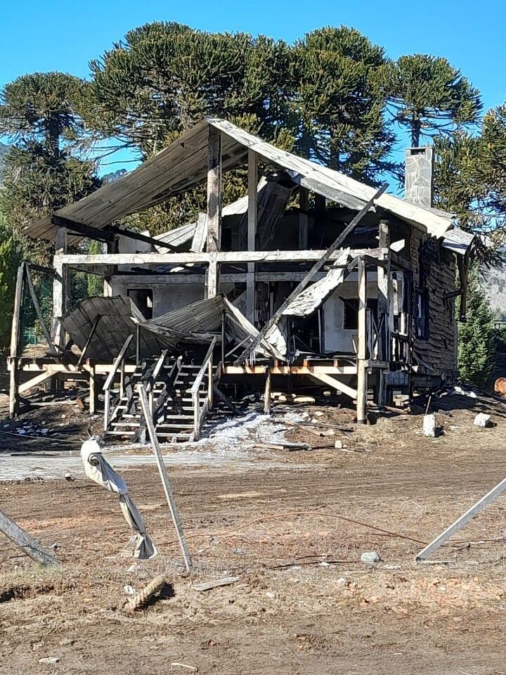 La cabaña quedó completamente destruida tras el incendio