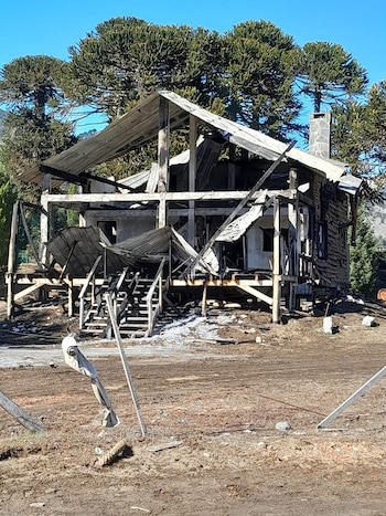La cabaña quedó completamente destruida