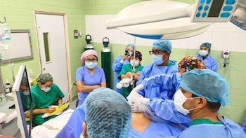 Médicos operan a un bebé