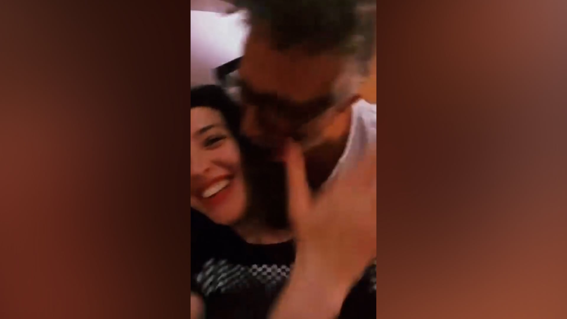 El momento en el que Fito se acerca para besar en el cachete a Sofía