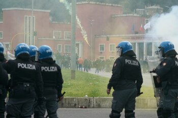 La policía choca con hinchas